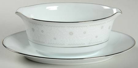 Blanche Gravy Boat with Attached Underplate