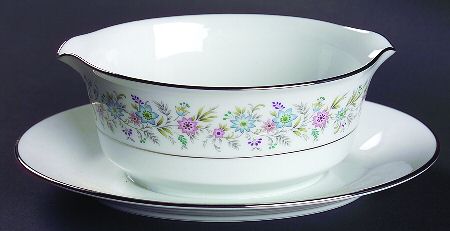 Blythe Gravy Boat with Attached Underplate