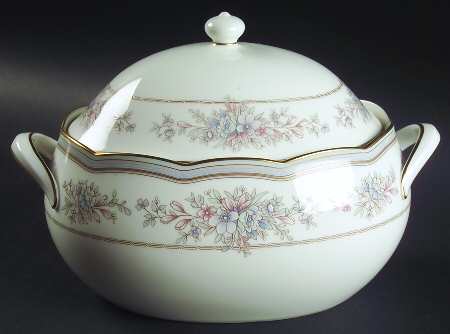 Bridgehampton Oval Covered Vegetable