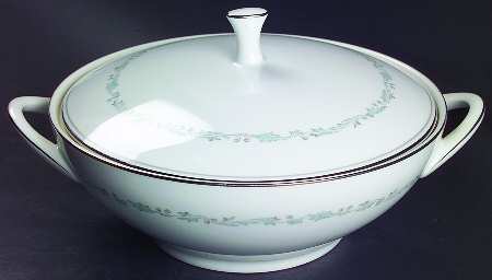 Brooklane Round Covered Vegetable