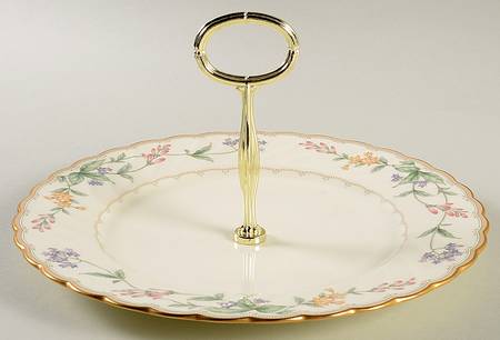 Brookhollow Round Serving Plate with Handle (DP)