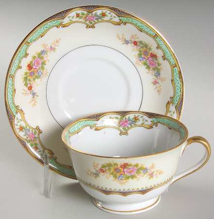 Carola Footed Cup & Saucer Set