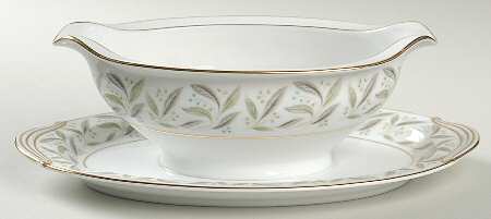 Carole Gravy Boat with Attached Underplate