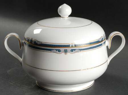 Cafe Versailles Round Covered Vegetable