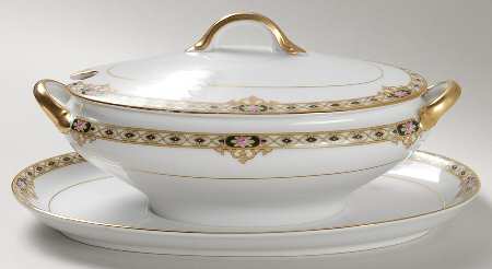 The Ceylon Gravy Boat w/Attached Underplate & Lid