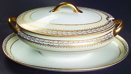Chanfaire Gravy Boat w/Attached Underplate & Lid