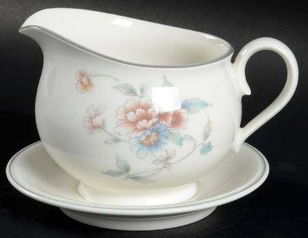 Chanteuse Gravy Boat with Attached Underplate