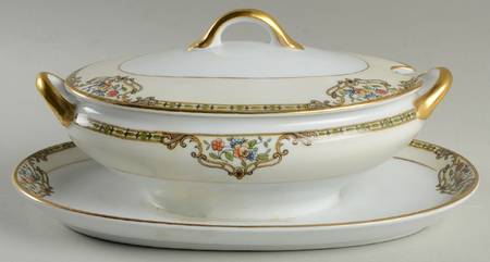 Chelsea Sauce Boat with Attached Underplate & Lid