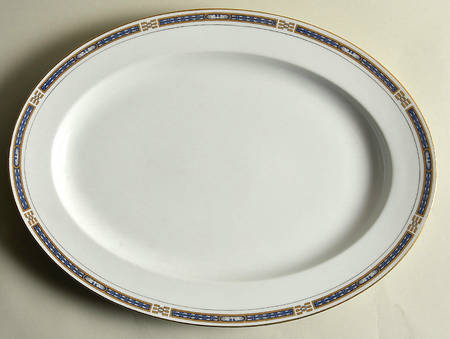The Commodore 16" Oval Serving Platter