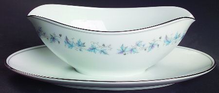 Concord (Platinum Trim) Gravy Boat with Attached Underplate