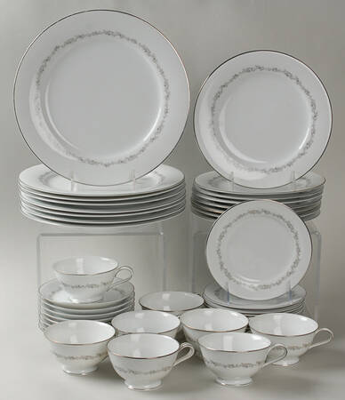 Crestmont 40 Piece Estate Set