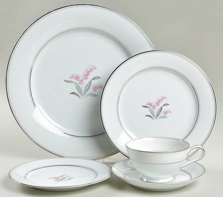 Crest 5 Piece Place Setting by Noritake