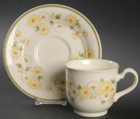 Daisygarland Footed Cup & Saucer Set