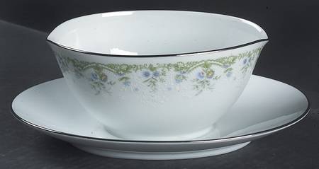Dee Gravy Boat with Attached Underplate