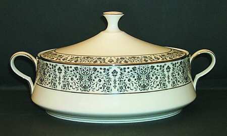 Elegante Oval Covered Vegetable