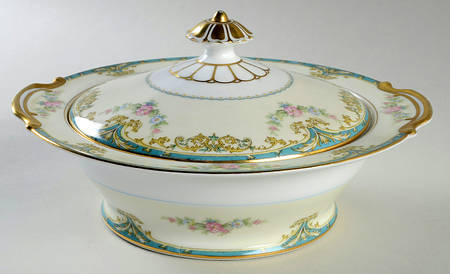 Elroy (Smooth Edge) Round Covered Vegetable by Noritake