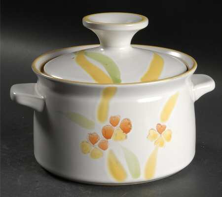 Essay 1.5 Qt Round Covered Casserole