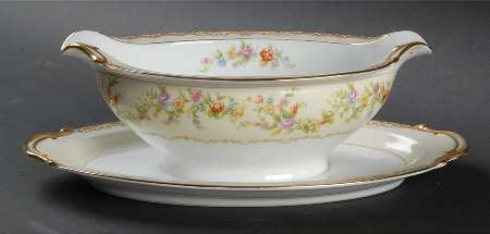 Fabian Gravy Boat with Attached Underplate