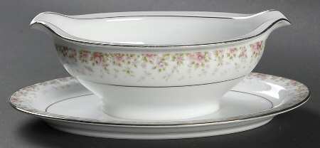 Faye Gravy Boat with Attached Underplate