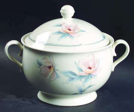 Floating Garden 2 Qt Round Covered Casserole