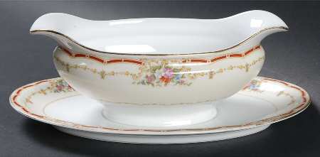 Fondale Gravy Boat with Attached Underplate