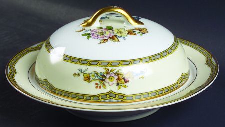 Fontaine Round Covered Butter with Strainer