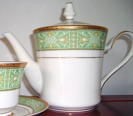 Fontainbleau Teapot & Lid