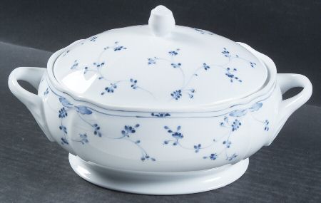 French Charm Oval Covered Vegetable