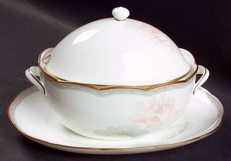 Garden Empress Gravy Boat & Lid w/Underplate by Noritake