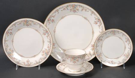 Gallery 40 Piece Estate Set