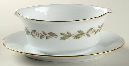 Glenleaf Gravy Boat with Attached Underplate