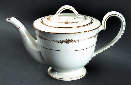 Goldcourt Teapot & Lid
