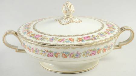 Goldlace Round Covered Vegetable