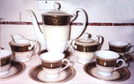 Goldlea Coffee Pot & Lid