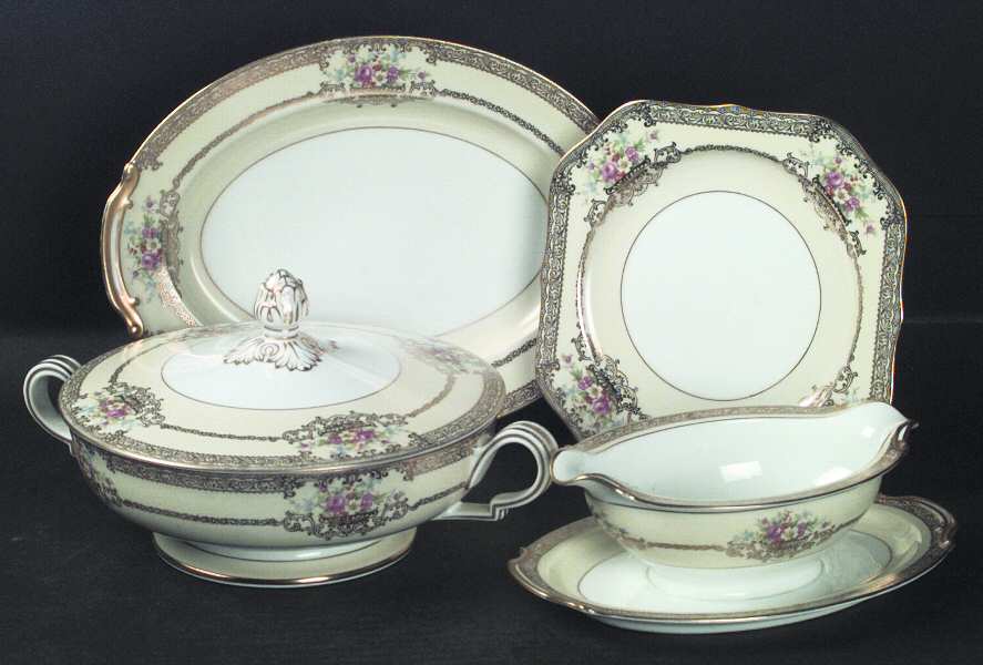 Goldrina Gravy Boat with Attached Underplate