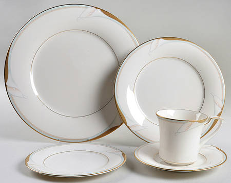 Golden Lily 5 Piece Place Setting