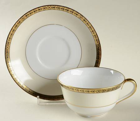 Goldnoir Flat Cup & Saucer Set