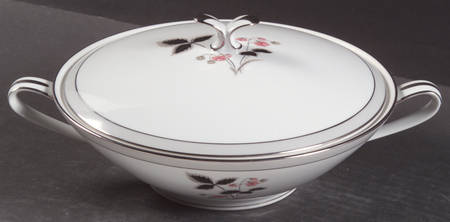 Grayson Round Covered Vegetable