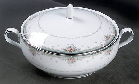 Greenbrier Round Covered Vegetable