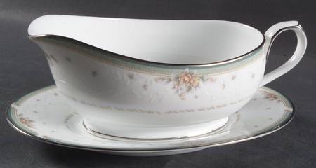Greenbrier Gravy Boat & Underplate (Relish/Butter)