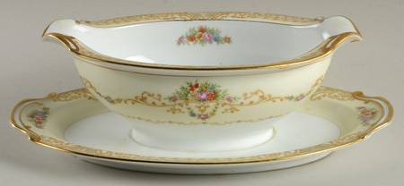 Grenadier Gravy Boat with Attached Underplate
