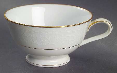 Guenevere Footed Cup