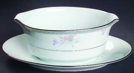 Hailey Gravy Boat with Attached Underplate