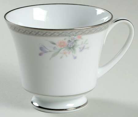 Hailey Footed Cup