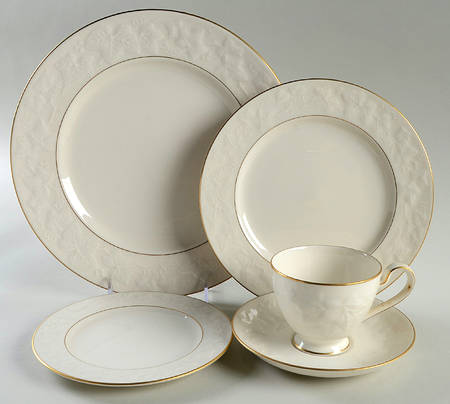 Halls of Ivy (Gold Trim) 40 Piece Estate Set