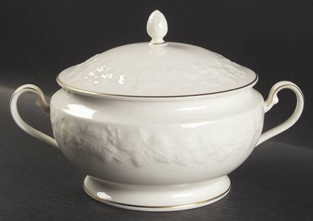 Halls of Ivy (Gold Trim) Round Covered Vegetable