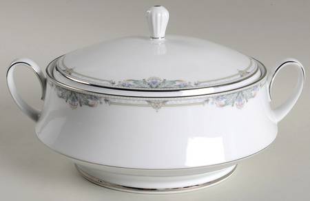 Heatherwood Round Covered Vegetable
