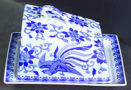 Howo Cheese Dish with Lid (Wedge)