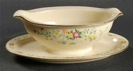 Impression Gravy Boat with Attached Underplate