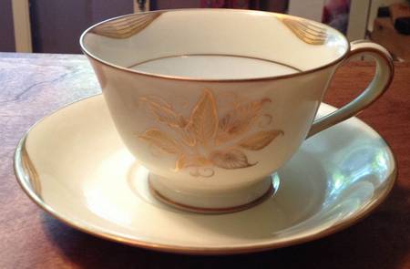 Ivolily Footed Cup & Saucer Set
